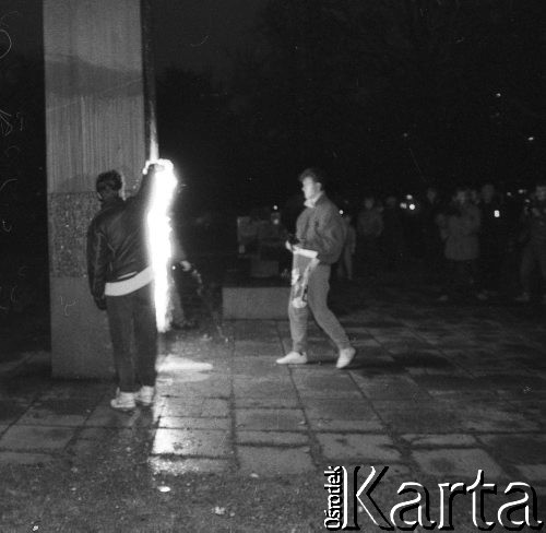 1991, Wrocław, Polska.
Próba zniszczenia Pomnika Poległych Milicjantów na placu Powstańców Śląskich.
Fot. Mieczysław Michalak, zbiory Ośrodka KARTA