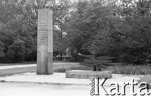 23.05.1991, Wrocław, Polska.
Pomnik Poległych Milicjantów oraz pomnik wystawiony w związku z 13. rocznicą utworzenia Milicji Obywatelskiej na placu Powstańców Śląskich w dniu ich demontażu.
Fot. Mieczysław Michalak, zbiory Ośrodka KARTA