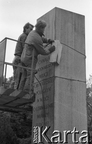 23.05.1991, Wrocław, Polska.
Demontaż Pomnika Poległych Milicjantów na placu Powstańców Śląskich.
Fot. Mieczysław Michalak, zbiory Ośrodka KARTA