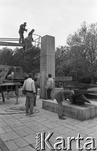 23.05.1991, Wrocław, Polska.
Demontaż Pomnika Poległych Milicjantów na placu Powstańców Śląskich.
Fot. Mieczysław Michalak, zbiory Ośrodka KARTA