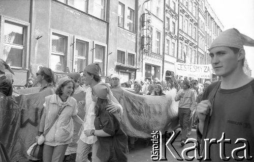 1.06.1988, Wrocław, Polska.
Happening Pomarańczowej Alternatywy – Rewolucja Krasnoludków. Stonoga stworzona przez uczestników na Rynku Starego Miasta.
Fot. Mieczysław Michalak, zbiory Ośrodka KARTA
