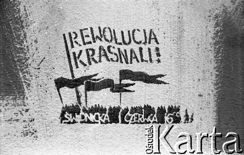 1.06.1988, Wrocław, Polska.
Graffiti - szablon autorstwa Jacka Jankowskiego (Pontona) informujący o happeningu Pomarańczowej Alternatywy – Rewolucja Krasnoludków.
Fot. Mieczysław Michalak, zbiory Ośrodka KARTA
