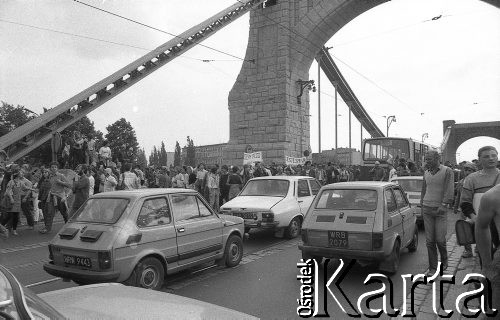 1.06.1988, Wrocław, Polska.
Happening Pomarańczowej Alternatywy – Rewolucja Krasnoludków. Tłum na Moście Grunwaldzkim.
Fot. Mieczysław Michalak, zbiory Ośrodka KARTA
