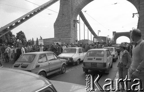 1.06.1988, Wrocław, Polska.
Happening Pomarańczowej Alternatywy – Rewolucja Krasnoludków. Tłum na Moście Grunwaldzkim.
Fot. Mieczysław Michalak, zbiory Ośrodka KARTA
