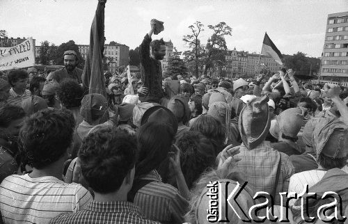 1.06.1988, Wrocław, Polska.
Happening Pomarańczowej Alternatywy – Rewolucja Krasnoludków. Zakończenie happeningu na Wyspie Słodowej. Waldemar Fydrych unoszony przez uczestników. Po lewej stronie Paweł Kocięba.
Fot. Mieczysław Michalak, zbiory Ośrodka KARTA
