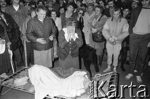 21.10.1988, Wrocław, Polska.
Happening Pomarańczowej Alternatywy na ulicy Świdnickiej – Domek na Świdnickiej. Leczenie Rafała Witczaka.
Fot. Mieczysław Michalak, zbiory Ośrodka KARTA.
