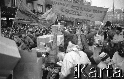 7.02.1989, Wrocław, Polska.
Happening Pomarańczowej Alternatywy na ulicy Świdnickiej - Śledzik na Świdnickiej czyli Zakończenie Karnawału. Na tle tłumu uczestnik z transparentem: krasnale wszystkich krajów łączcie się.
Fot. Mieczysław Michalak, zbiory Ośrodka KARTA