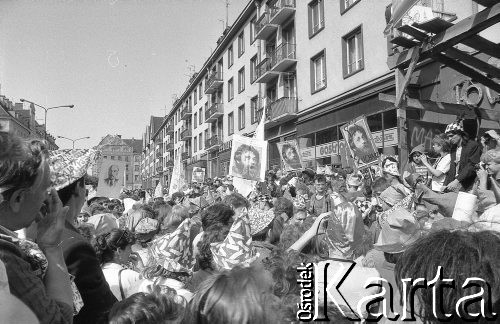 Maj – czerwiec 1989, Wrocław, Polska.
Happening Pomarańczowej Alternatywy na ulicy Świdnickiej – Kampania Wyborcza Majora. Uczestnicy z portretami Waldemara Fydrycha (Majora) przy trybunie wyborczej.
Fot. Mieczysław Michalak, zbiory Ośrodka KARTA

