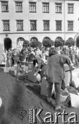 1.06.1989, Wrocław, Polska.
Happening Pomarańczowej Alternatywy – Kampania Wyborcza Majora – budowa instalacji artystycznej na Rynku Starego Miasta.
Fot. Mieczysław Michalak, zbiory Ośrodka KARTA
