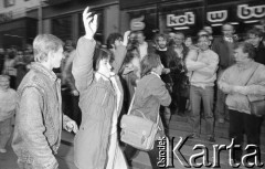 1986-1989, Wrocław, Polska.
Happening Pomarańczowej Alternatywy na ulicy Świdnickiej. Uczestnicy happeningu.
Fot. Mieczysław Michalak, zbiory Ośrodka KARTA