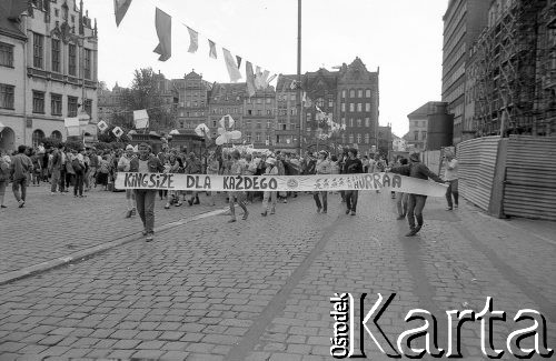 1986-1989, Wrocław, Polska.
Happening Pomarańczowej Alternatywy. Pochód z transparentem: kingsize dla każdego.
Fot. Mieczysław Michalak, zbiory Ośrodka KARTA
