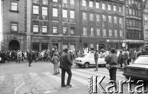 1986-1989, Wrocław, Polska.
Happening Pomarańczowej Alternatywy. Pochód tłumu.
Fot. Mieczysław Michalak, zbiory Ośrodka KARTA
