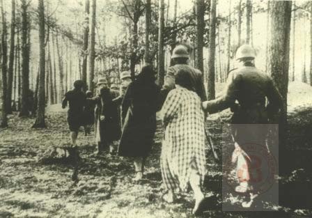 1939-1940, Palmiry.
Polki prowadzone na egzekucję przez niemieckich żołnierzy. Lasek palmirski w latach 1939-1941 był miejscem kaźni blisko 2000 osób. Nazywany jednym z warszawskich pierścieni śmierci.
Fot. NN, Studium Polski Podziemnej w Londynie