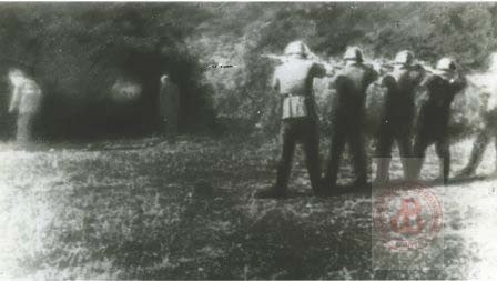 1939-1945, brak miejsca. 
Niemcy wykonujący egzekucję na polanie. 
Fot. NN, Studium Polski Podziemnej w Londynie
