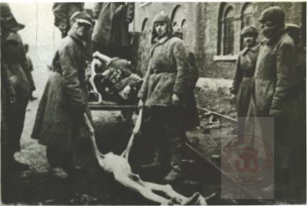 1941-1943, Dęblin.
Wywożenie ofiar głodu z niemieckiego Stalagu 307. 
Fot. NN, Studium Polski Podziemnej w Londynie