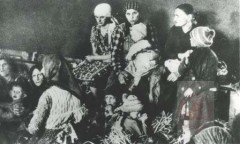 1942-1943, Zamojszczyzna. 
Kobiety z dziećmi w trakcie akcji wysiedleńczej. 
Fot. NN, Studium Polski Podziemnej w Londynie