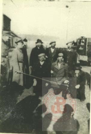 1939-1945, brak miejsca. 
Niemieccy żołnierze znęcają się nad Żydami
Fot. NN, Studium Polski Podziemnej w Londynie
