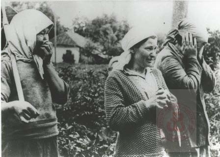 1942-1943, Zamojszczyzna. 
Kobiety będące świadkami egzekucji. 
Fot. NN, Studium Polski Podziemnej w Londynie