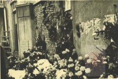 1945, Warszawa. 
Tablica upamiętniająca miejsce egzekucji w Alejach Jerozolimskich 
Fot. NN, Studium Polski Podziemnej w Londynie