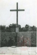 1945, Warszawa. 
Krzyż upamiętniający miejsce straceń na Woli. 
Fot. NN, Studium Polski Podziemnej w Londynie