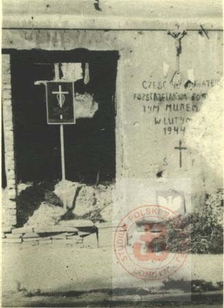 1945, Warszawa. 
Miejsce upamiętnienia ofiar II wojny światowej na ul. Senatorskiej. Na murze napis: 