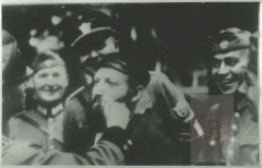 Jesień 1939, Warszawa 
Publiczne golenie brody Żyda przez niemieckich żołnierzy.
Fot. NN, Studium Polski Podziemnej w Londynie