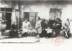 1939-1943, Warszawa. 
Kobiety i dzieci na ulicy getta. 
Fot. NN, Studium Polski Podziemnej w Londynie