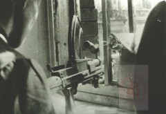 1939-1945, brak miejsca. 
Żołnierz celujący z karabinu przez okno. 
Fot. NN, Studium Polski Podziemnej w Londynie