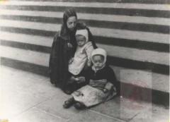 1939-1943, Warszawa. 
Żydówka z dziećmi na schodach przed sądem w getcie. 
Fot. NN, Studium Polski Podziemnej w Londynie