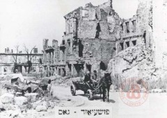 1943-1945, Warszawa. 
Dwóch cywili jadących przez ruiny getta. 
Fot. NN, Studium Polski Podziemnej w Londynie