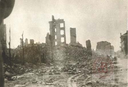 1943-1945, Warszawa. 
Ruiny getta - okolice ulicy Dzielnej. 
Fot. NN, Studium Polski Podziemnej w Londynie