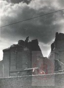 1944-1945, Warszawa. 
Robotnik burzący ruiny getta. 
Fot. NN, Studium Polski Podziemnej w Londynie