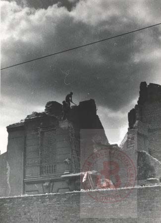 1944-1945, Warszawa. 
Robotnik burzący ruiny getta. 
Fot. NN, Studium Polski Podziemnej w Londynie