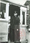 1939-1945, brak miejsca. 
Konduktor w tramwaju. 
Fot. NN, Studium Polski Podziemnej w Londynie
