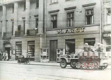 1939-1944, Warszawa. 
Niemiecki transporter piechoty patrolujący ulicę Nowy Świat 
Fot. NN, Studium Polski Podziemnej w Londynie