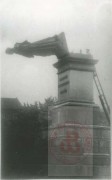 17.08.1940, Kraków.
Usuwanie przez hitlerowców pomnika Adama Mickiewicza z cokołu. Napis na cokole: 