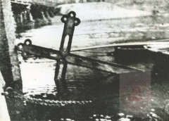 1939, Poznań 
Krzyż z mostu Chwaliszewskiego zrzucony do Warty przez Niemców. 
Fot. NN, Studium Polski Podziemnej w Londynie