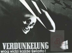 1940-1945, brak miejsca. 
Niemiecki plakat w języku polskim mający zachęcić mieszkańców miast do gaszenia świateł w celu utrudnienia działania alianckiego lotnictwa opatrzony hasłem 