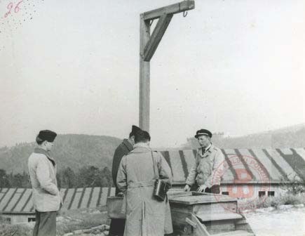 1944-1953, okolice Natzwiller, Francja.
Żołnierze przy szubienicy w niemieckim obozie koncentracyjnym Natzweiler-Struthof. 
Fot. NN, Studium Polski Podziemnej w Londynie