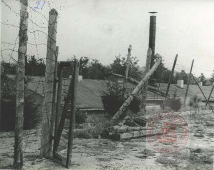 1939-1945, brak miejsca.
Bramka w ogrodzeniu z drutu kolczastego obozu. 
Fot. NN, Studium Polski Podziemnej w Londynie