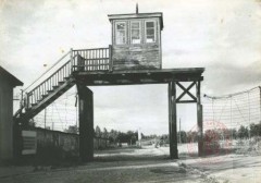 1945-1980, Sztutowo. 
Brama niemieckiego obozu koncentracyjnego Stutthof. 
Fot. NN, Studium Polski Podziemnej w Londynie