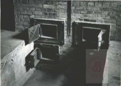 1945, Dachau, Niemcy.
Piece krematoryjne w obozie koncentracyjnym Dachau. Obóz założono w 1933 roku, pierwotnie jako miejsce odosobnienie opozycji politycznej, ale także duchowieństwa i Żydów. Szacuje się, że w obozie zginęło około 150 tysięcy osób. Obóz wyzwolono 29 kwietnia 1945 roku.
Fot. NN, Studium Polski Podziemnej w Londynie