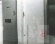 1944-1953, okolice Natzwiller, Francja.
Drzwi do komory gazowej w niemieckim obozie koncentracyjnym Natzweiler-Struthof. Komora ta była używana jedynie do celów doświadczalnych. Obóz powstał w 1941. Przeprowadzano w nim liczne eksperymenty pseudomedyczne. Liczbę ofiar szacuje się na 6-12 tysięcy. Obóz wyzwolono we wrześniu 1944.
Fot. NN, Studium Polski Podziemnej w Londynie