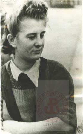 1940-1945, okolice Oświęcimia.
Więźniarka z wyzwolonego obozu koncentracyjnego Auschwitz
Fot. NN, Studium Polski Podziemnej w Londynie