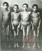 1945, Oświęcim. 
Wychudzone dzieci z wyzwolonego obozu Auschwitz. 
Fot. NN, Studium Polski Podziemnej w Londynie
