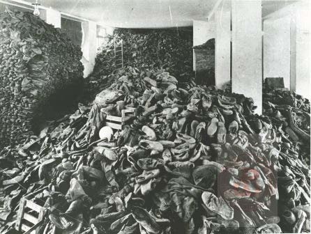 1945, Oświęcim. 
Magazyn z butami więźniów zamordowanych w obozie Auschwitz. 
Fot. NN, Studium Polski Podziemnej w Londynie
