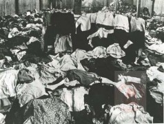 1945, Oświęcim. 
Magazyn z odzieżą więźniów zamordowanych w obozie Auschwitz. 
Fot. NN, Studium Polski Podziemnej w Londynie