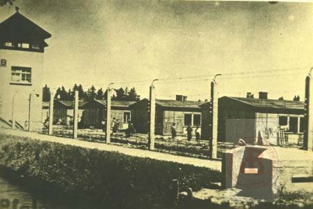 1933-1945, Dachau, Niemcy.
Wieża wartownicza, ogrodzenie i baraki niemieckiego obozu koncentracyjnego Dachau. Obóz założono w 1933 roku, pierwotnie jako miejsce odosobnienie opozycji politycznej, ale także duchowieństwa i Żydów. Szacuje się, że w obozie zginęło około 150 tysięcy osób. Obóz wyzwolono 29 kwietnia 1945 roku.
Fot. NN, Studium Polski Podziemnej w Londynie