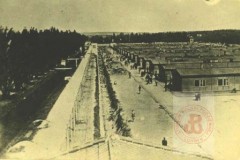1933-1934, Dachau, Niemcy.
Baraki i ogrodzenie niemieckiego obózu koncentracyjnego Dachau. Obóz założono w 1933 roku, pierwotnie jako miejsce odosobnienia opozycji politycznej, ale także duchowieństwa i Żydów. Szacuje się, że zginęło w nim około 150 tysięcy osób. Obóz wyzwolono 29 kwietnia 1945 roku.
Fot. NN, Studium Polski Podziemnej w Londynie