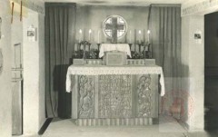 1944-1945, Francja.
Ołtarz w kaplicy w wyzwolonym obozie jenieckim. 
Fot. NN, Studium Polski Podziemnej w Londynie